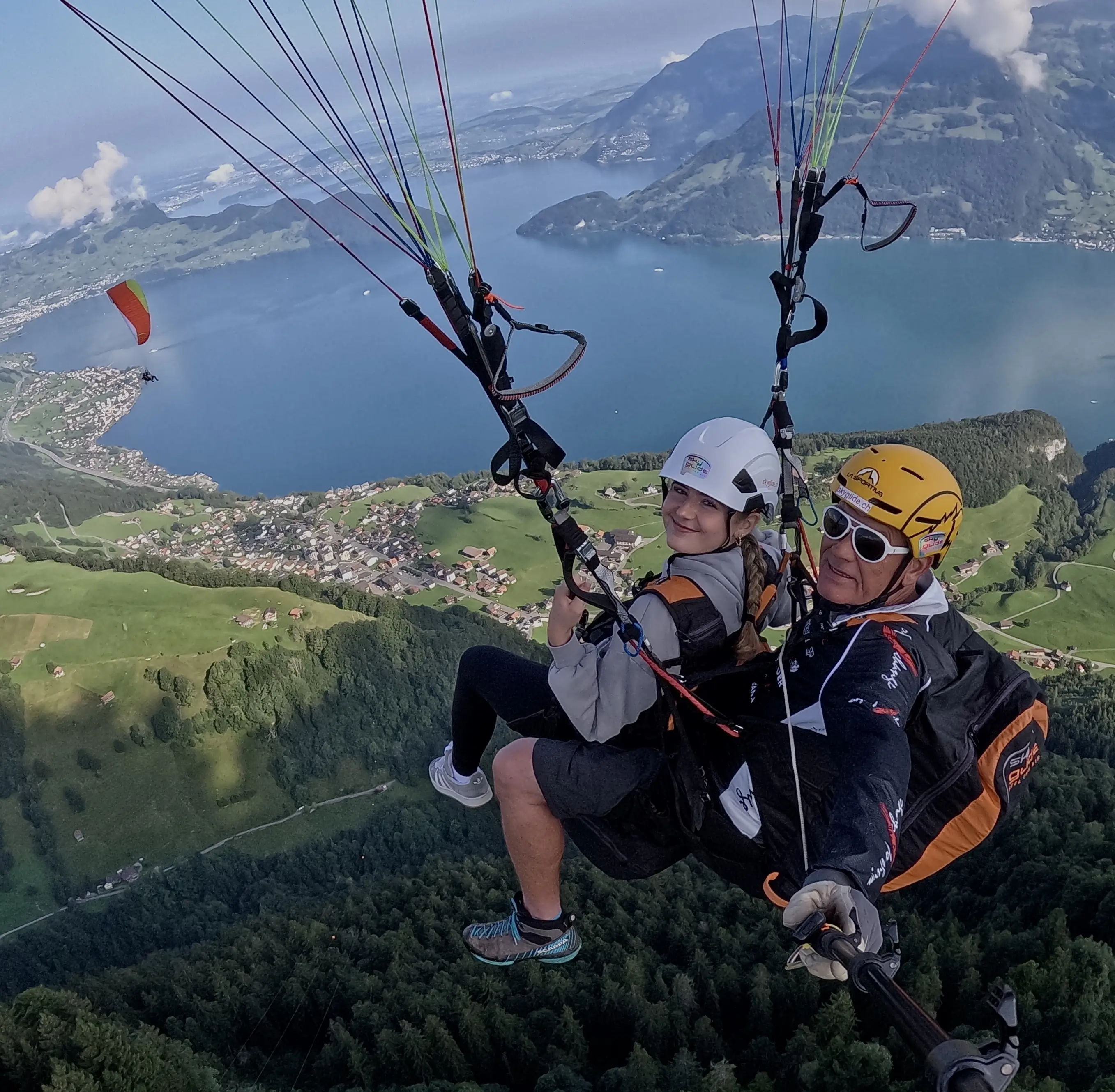 Paragliding Tandemflug in Luzern und Zentralschweiz: Mit den erfahrenen und sicheren Piloten von SkyGlide
